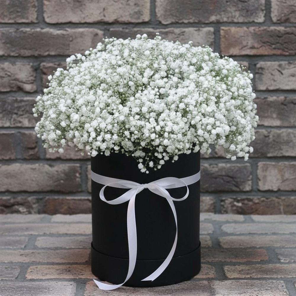 Цветочная композиция из Гипсофила в шляпной коробке в Дальнем Константиново