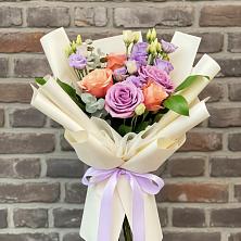 Букет цветов из:  Лизиантусы и Розы в Дальнем Константиново