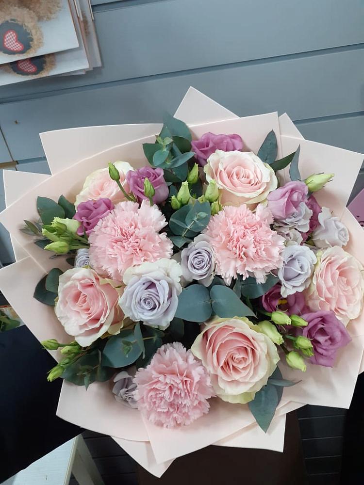 Букет цветов из: Розы, Гвоздики и Лизиантусы в Дальнем Константиново