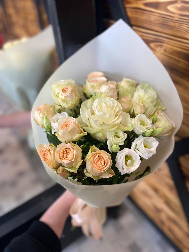 Букет цветов из: Розы и Лизиантусы в Дальнем Константиново